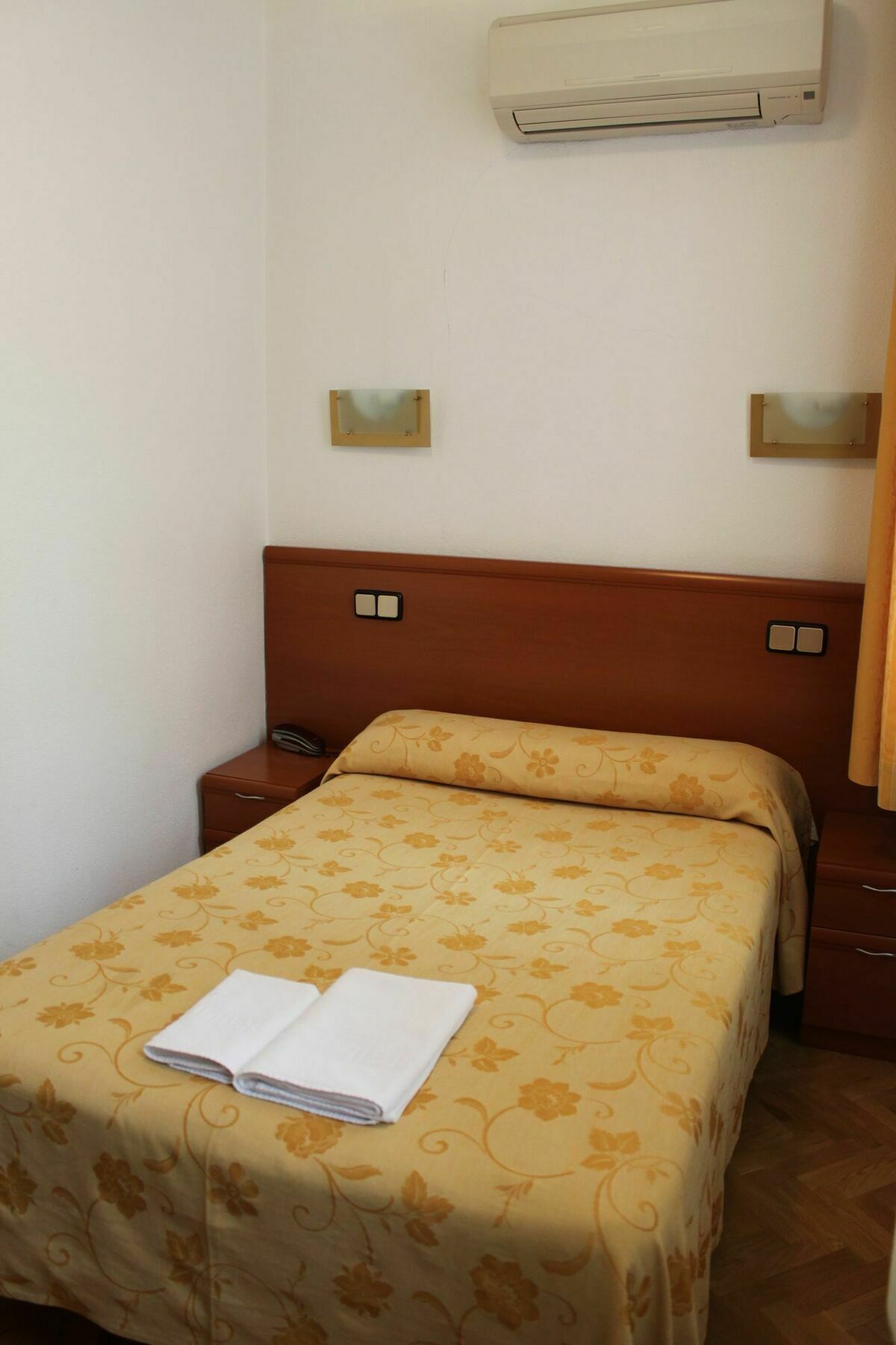 Hostal Luis XV Madrid Exterior foto